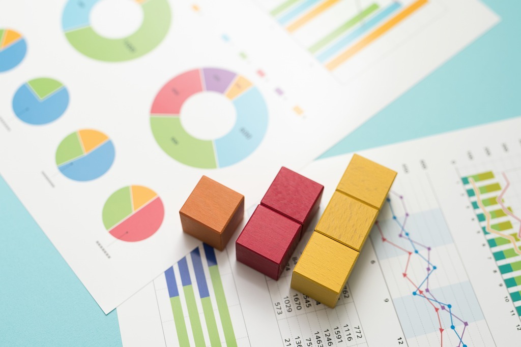 デジタル技術および論理的・客観的思考プロセスを積極的に取り入れ、業務課題の解決へ導きます